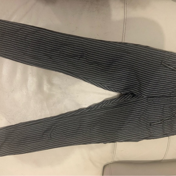 👖HOLLISTER SKINNY BLACK & GRAY STRIPED PANTS👖 - Picture 4 of 8